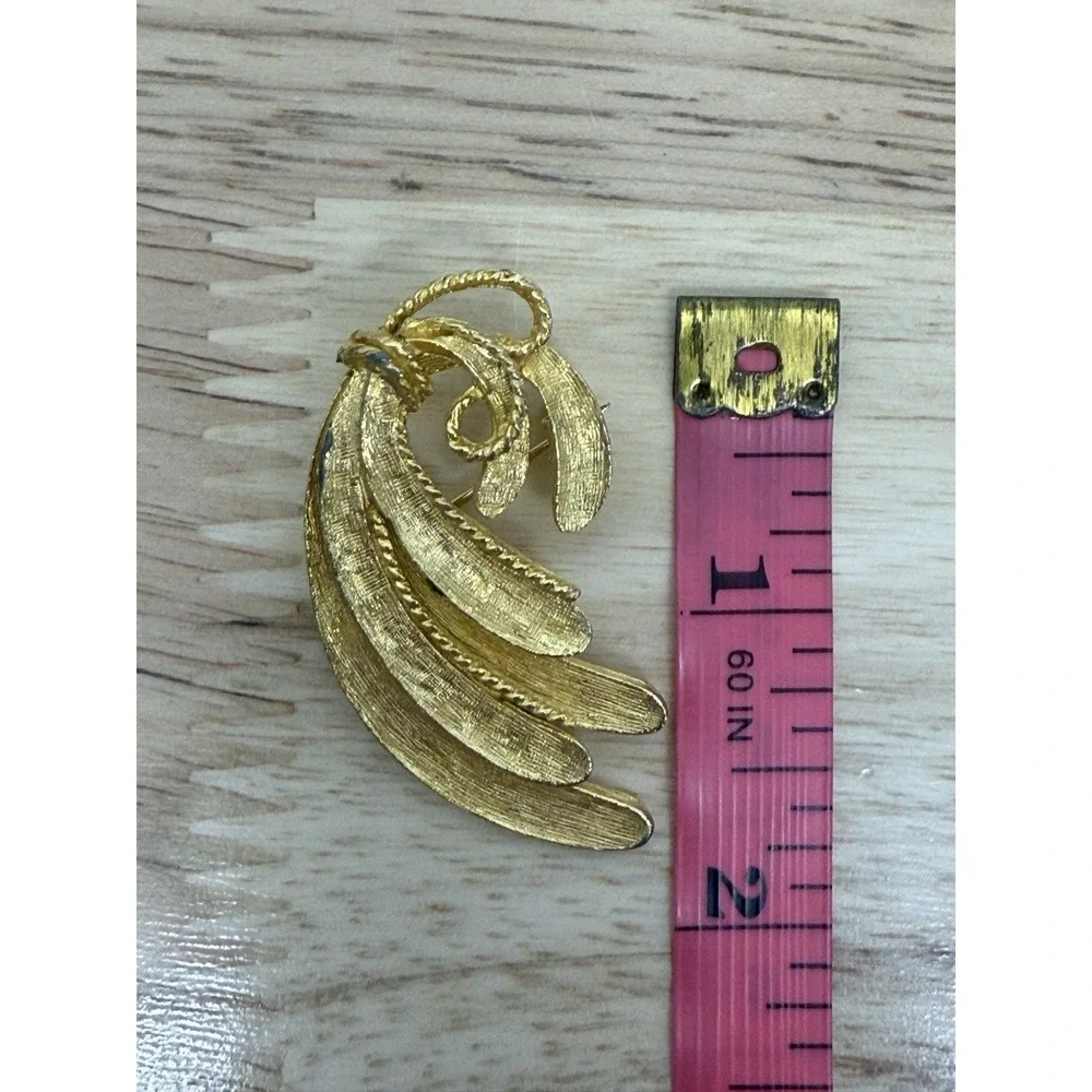 Vintage Gold Tone Feather Pin‎  Leaf Brooch Whimsical Career.